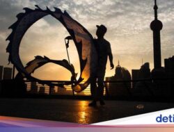 Tarian Naga Meliuk-liuk Di Matahari Terbit Di China