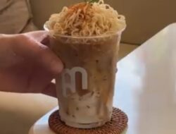 Viral! Kafe Di Thailand Sajikan Minuman Kafein Bersama Topping Mi