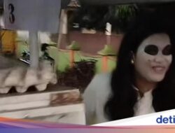 5 Penjual Konsumsi Tampil Nyentrik Pakai Kostum Kartun hingga Hantu