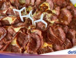 Yummy! Pizza Pepperoni Topping Melimpah Ada Di Perumahan Mewah Ini