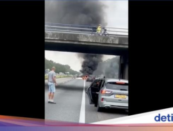 Pesawat Jatuh Hingga Jalan Tol, Pilot Tak Selamat