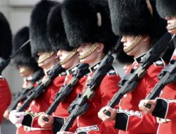 Kenapa Royal Guard Di Istana Buckingham Inggris Tidak Boleh Tertawa Di Berjaga?