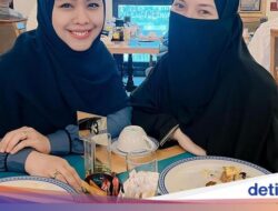 Serunya Oki Setiana Dewi Makan Ayam Goreng hingga Sushi Bareng Keluarga