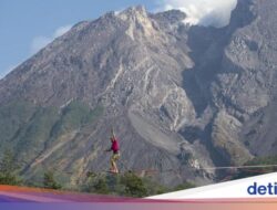 Uji Adrenalin Berjalan Ke Seutas Tali Di Gunung Merapi, Berani?