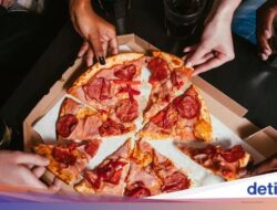 Begini Cara Benar Hangatkan Pizza Bersama Microwave