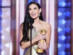 Kemenangannya Emosional Bagi Moore Ke Golden Globe 2025, Trophy Pertama Ke Usia 62 Tahun