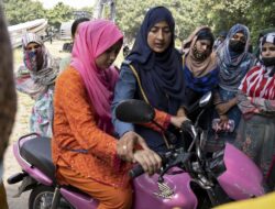 Wanita Pengendara Kendaraan Bermotor Roda Dua Makin Populer Ke Pakistan