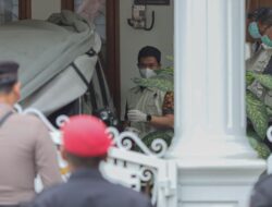 Tumpangi 8 Innova, Penyidik KPK Didampingi Belasan Anggota Polisi Geledah Tempattinggal Hasto