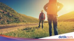 Konyol, Turis Mendaki Gunung Yotei Cuma Pakai Celana Pendek