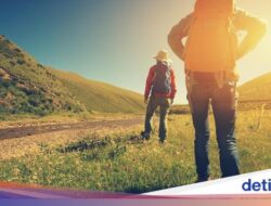 Konyol, Turis Mendaki Gunung Yotei Cuma Pakai Celana Pendek