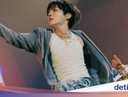 J-Hope BTS Pamer Makan Sate Ayam dan Nasi Goreng Di Jakarta