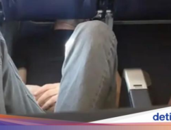 Ngantuk Banget, Penumpang Ekonomi Tidur Posisi Akrobat Sampai Bikin Heran