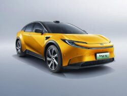 Kendaraan Pribadi Bertenaga Listrik Toyota bZ5 Pakai Baterai BYD Dijual Di Bawah Rp300 Juta
