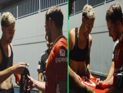 Bikin Iri, Sandy Walsh Tukar Jersey Bersama Mac Allister