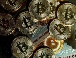 Badai Koreksi Menerpa Bitcoin, Investor Ritel Panik Jual, Para Paus Justru Serok Cuan