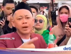 Protes ‘Nyak Kopsah’ Berbagi Air Mineral dan Camilan Pada Aksi Ketidak Setujuan Hingga Wakil Rakyat