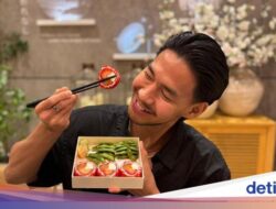 Unik! Sushi Jumbo yang Diisi Bersama Strawberry Jepang dan Mangga Arum Manis