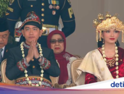 Gibran Pakai Baju Adat Gayo, Selvi Pakai Baju Kurung Palembang