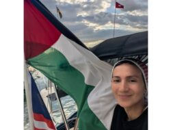 Berlayar Di Gaza, Wanda Hamidah Hadapi Intimidasi Mafia Di Pelabuhan Portopalo Italia