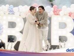 Vika Kolesnaya dan Billy Syahputra Kompak Makan Di Warteg sampai Cicip Durian