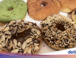 Laris 2.500 Buah Sehari, Begini Kenikmatan Donat Kentang Jadul Di Kokas