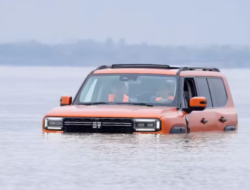 Aksi Massa SUV Hybrid China Renang Seberangi Sungai 1,4 Km