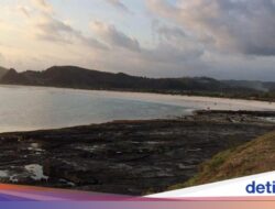 7,2 Ton Sampah Kiriman Diangkut Bersama Pantai Tanjung Aan Mandalika