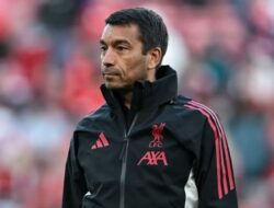 Liverpool Disebut Bersedia Lepas Van Bronckhorst Ke Timnasional Indonesia