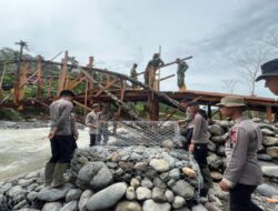 Bangun Jembatan Darurat Di Agam, TNI-Polri Buka Akses Daerah Terisolasi