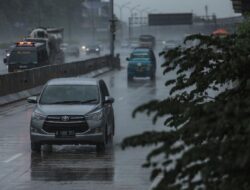 Perhatikan 4 Hal Ini Sebelumnya Liburan Naik Kendaraan Pribadi Di Musim Hujan