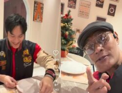 Meski Mualaf, Deddy Corbuzier Tetap Temani Azka Rayakan Natal