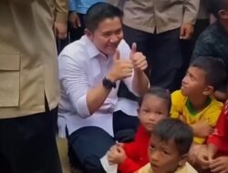 Momen Seskab Teddy Bagikan Mainan hingga Permen Ke Anak-anak Orang Terlantar Ke Aceh