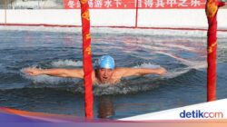 Lomba Renang Air Es Warnai Perayaan Seni Salju Harbin