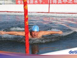 Lomba Renang Air Es Warnai Perayaan Seni Salju Harbin