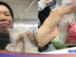 Momen Hangat Di KRL, Penumpang Saling Tawarkan Minuman Pada Buka Puasa