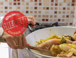 Risiko Keselamatan Ketahanan Pangan Di Balik Kebiasaan Memanaskan Ulang Opor-Rendang Sisa Lebaran