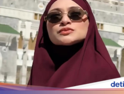 Momen Natalie Holscher Bagikan Kurma Pada Umrah dan Jajan Di Thailand