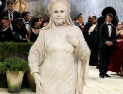 Spektakuler, Supermodel Heidi Klum Didalam Sebab Itu Patung Hidup Hingga Met Gala 2026
