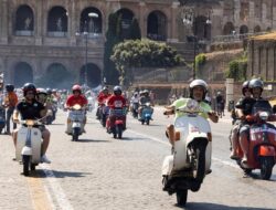 Parade Perayaan 80 Tahun Vespa Hingga Italia