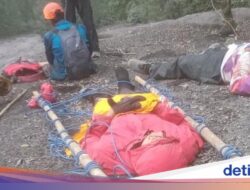 Pendaki Ilegal Terjatuh Di Lereng Gunung Semeru, Patah Kaki