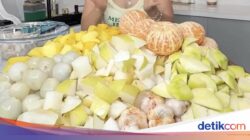 Farida Nurhan Racik Asinan Buah Unik, Campurkan Nanas dan Kedondong