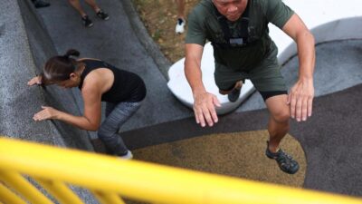 Nggak Kaleng-kaleng! Lansia Ke Singapura Ikut Parkour Biar Tetap Segar