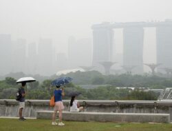Warga Singapura Antre Masker Gratis, Udara Buruk Imbas Karhutla RI