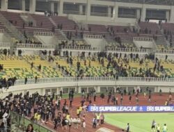 Sempat Tertunda, Kericuhan Berlanjut hingga Akhir Laga